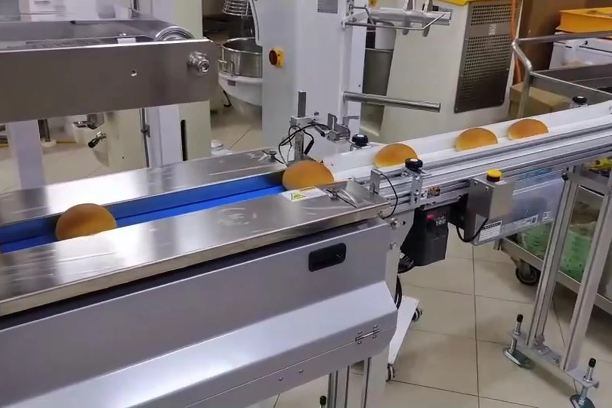 Bakery buns feeding into a horizontal packaging machine