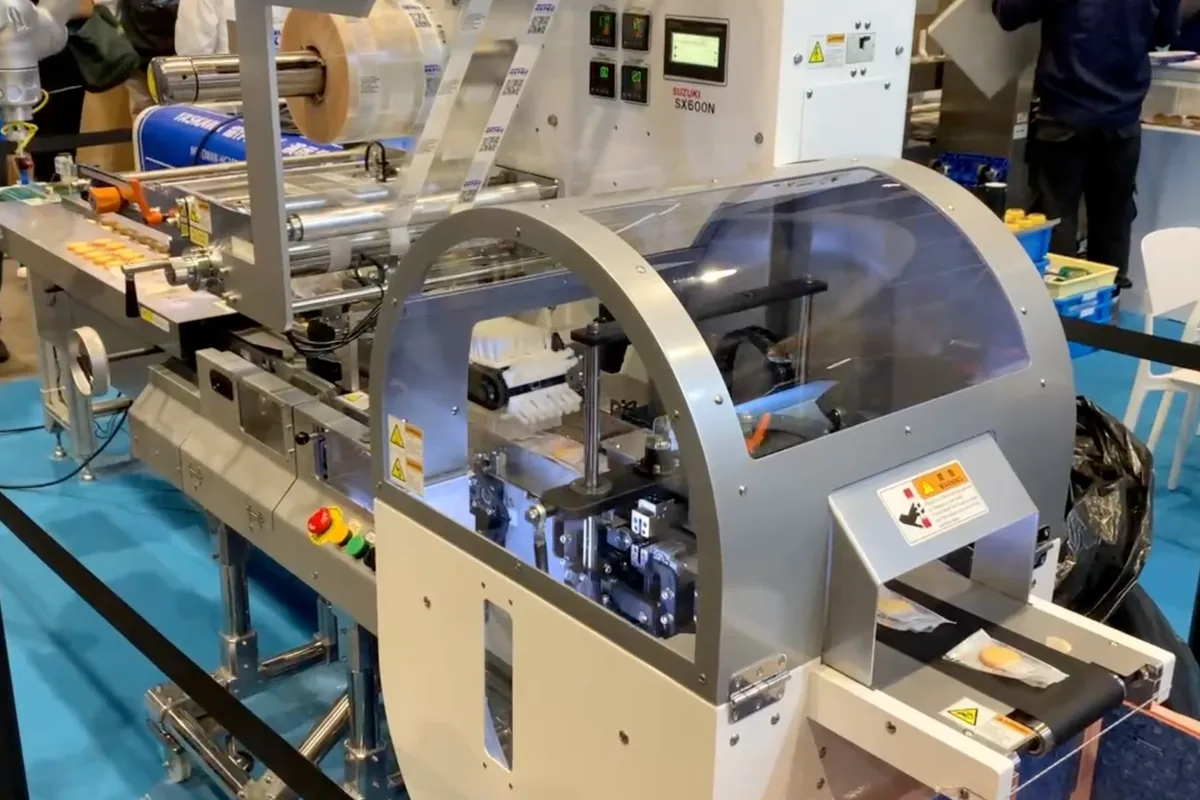 SUZUKI horizontal packaging machine running a countable snack application